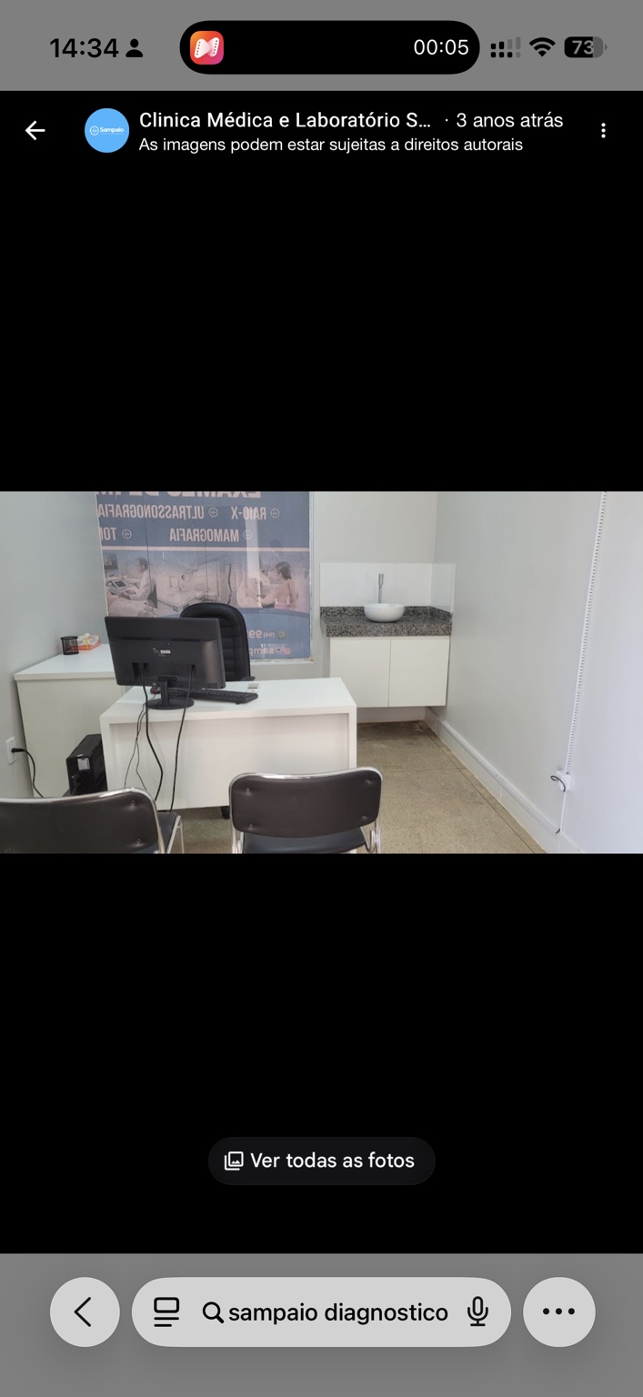 Consultório da Sampaio com mesa de atendimento e cadeiras