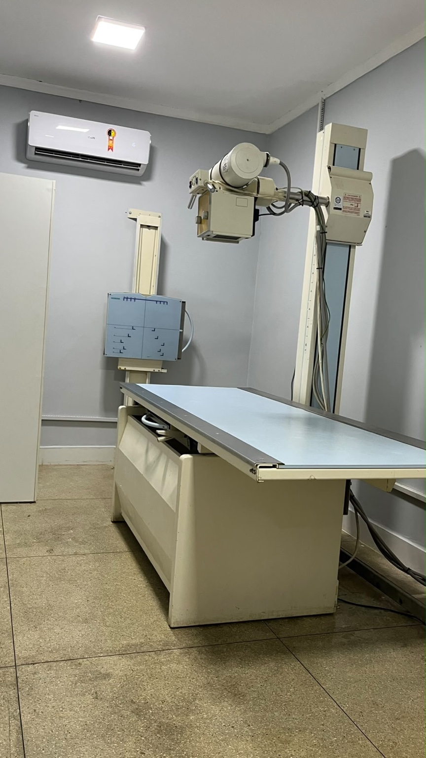 Sala de raios X da Sampaio com aparelho e mesa de exames